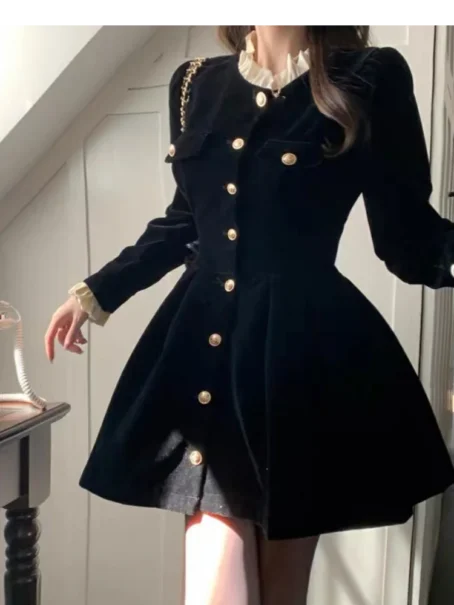 Élégance rétro et douceur ultime : la robe chemise velours qu'il vous faut !