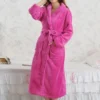 Enveloppez-vous dans un nuage de douceur avec ce peignoir velours femme ultra-confortable