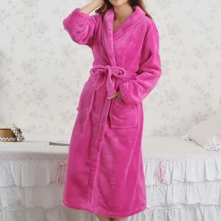 Enveloppez-vous dans un nuage de douceur avec ce peignoir velours femme ultra-confortable