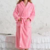 Enveloppez-vous dans un nuage de douceur avec ce peignoir velours femme ultra-confortable