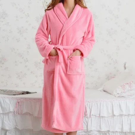 Enveloppez-vous dans un nuage de douceur avec ce peignoir velours femme ultra-confortable