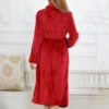 Enveloppez-vous dans un nuage de douceur avec ce peignoir velours femme ultra-confortable