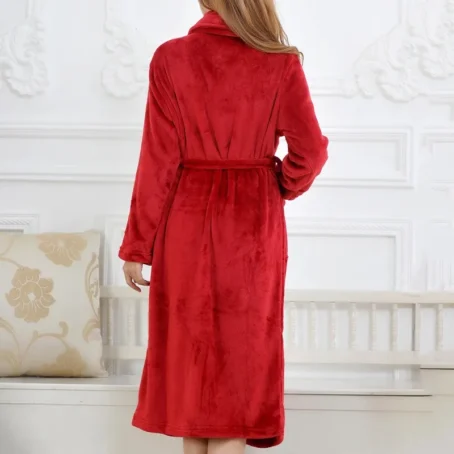 Enveloppez-vous dans un nuage de douceur avec ce peignoir velours femme ultra-confortable