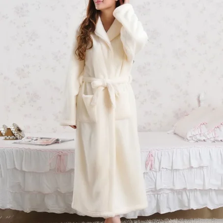 Enveloppez-vous dans un nuage de douceur avec ce peignoir velours femme ultra-confortable