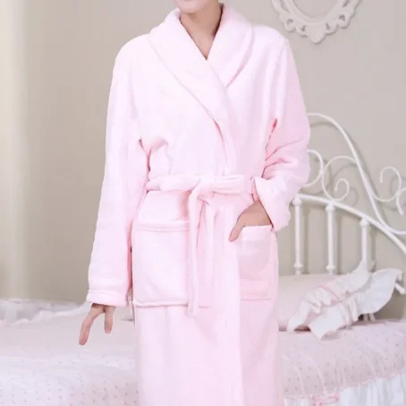 Enveloppez-vous dans un nuage de douceur avec ce peignoir velours femme ultra-confortable