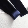 Le pantalon velours slim femme : chic, doux et ultra-confortable