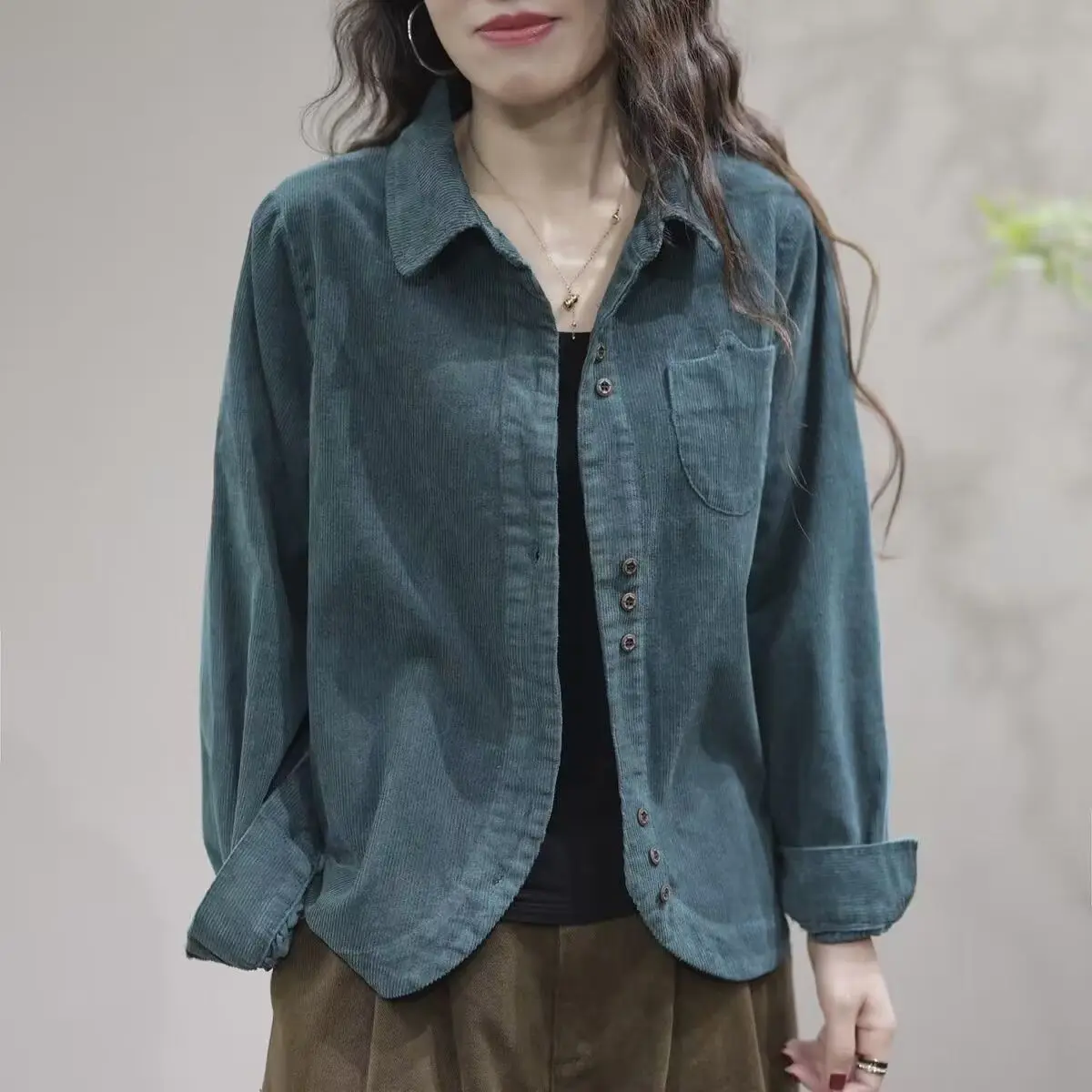 Élégance et confort : la surchemise velours côtelé femme pour un look chic et décontracté
