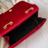 Un sac bandoulière velours doux et chic pour un look parfait