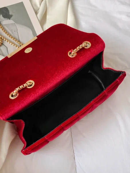 Un sac bandoulière velours doux et chic pour un look parfait