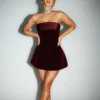 Une robe courte velours qui sublime votre silhouette avec élégance et audace
