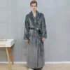 Enveloppez-vous dans un cocon de douceur avec ce peignoir velours luxueux