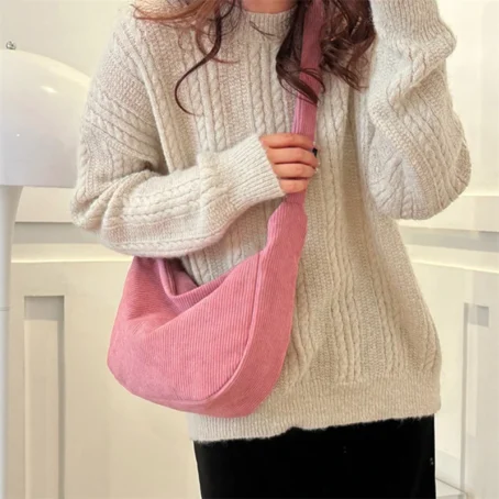 Un sac bandoulière velours côtelé doux et tendance pour un look chic et décontracté
