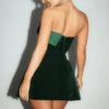 Une robe courte velours qui sublime votre silhouette avec élégance et audace