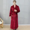 Enveloppez-vous dans un cocon de douceur avec ce peignoir velours luxueux