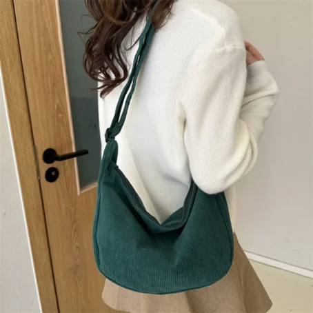 Un sac bandoulière velours côtelé doux et tendance pour un look chic et décontracté