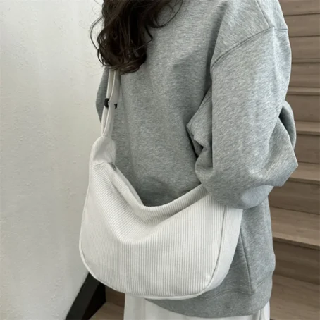 Un sac bandoulière velours côtelé doux et tendance pour un look chic et décontracté