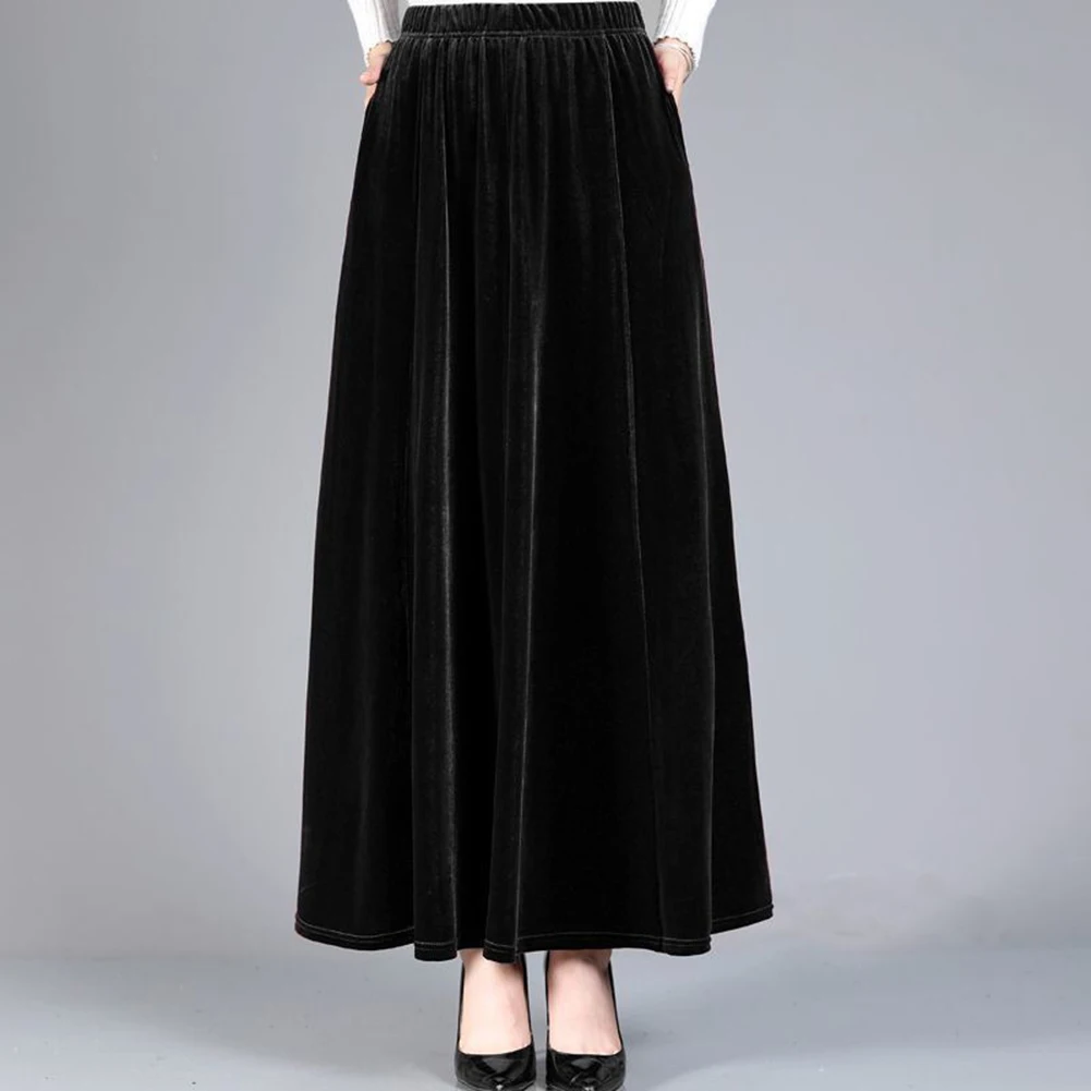 Une jupe longue velours douce et fluide pour un style chic et confortable au quotidien