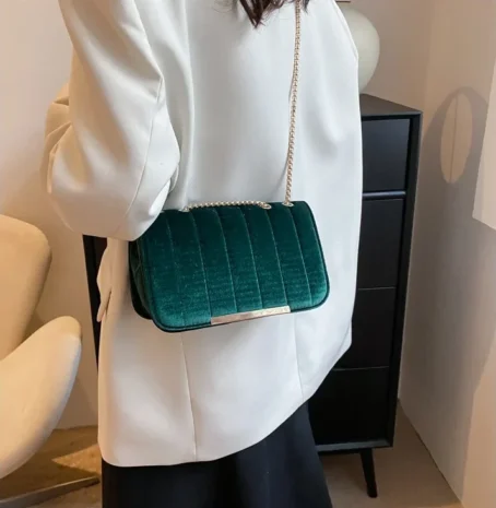 Un sac bandoulière velours doux et chic pour un look parfait