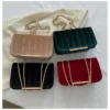 Un sac bandoulière velours doux et chic pour un look parfait