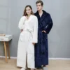 Enveloppez-vous dans un cocon de douceur avec ce peignoir velours luxueux