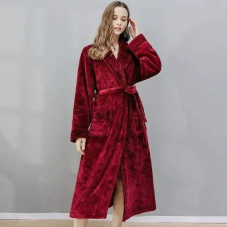 Enveloppez-vous dans un cocon de douceur avec ce peignoir velours luxueux