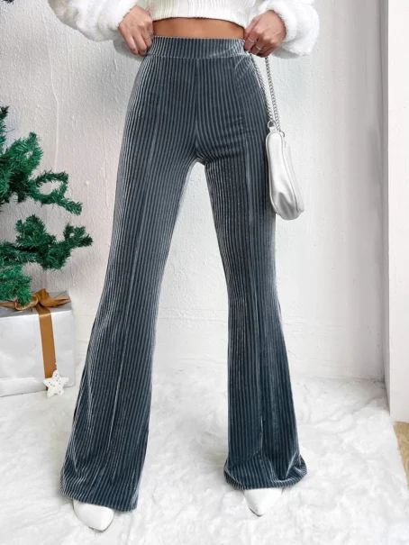 Pantalon velours gris femme : un style chic et confortable pour toutes les occasions