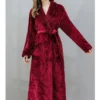 Enveloppez-vous dans un cocon de douceur avec ce peignoir velours luxueux