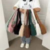 Un sac bandoulière velours côtelé doux et tendance pour un look chic et décontracté