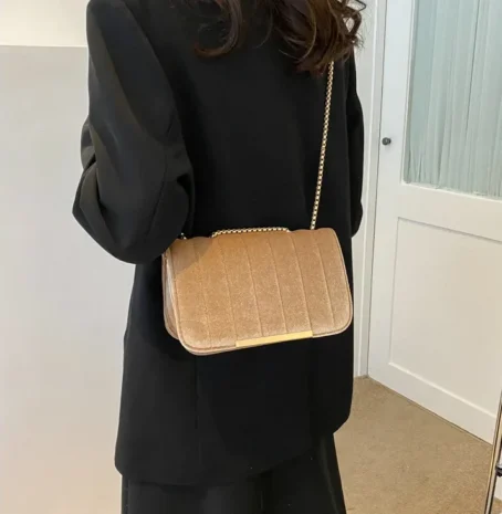 Un sac bandoulière velours doux et chic pour un look parfait