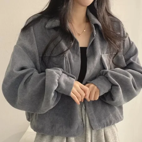 Une veste velours côtelé femme qui allie confort et élégance au quotidien