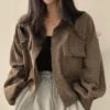 Une veste velours côtelé femme qui allie confort et élégance au quotidien