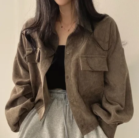 Une veste velours côtelé femme qui allie confort et élégance au quotidien