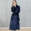 Enveloppez-vous dans un cocon de douceur avec ce peignoir velours luxueux