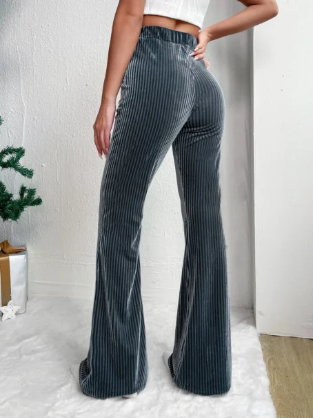 Pantalon velours gris femme : un style chic et confortable pour toutes les occasions