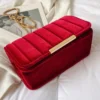 Un sac bandoulière velours doux et chic pour un look parfait