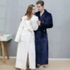 Enveloppez-vous dans un cocon de douceur avec ce peignoir velours luxueux