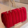 Un sac bandoulière velours doux et chic pour un look parfait