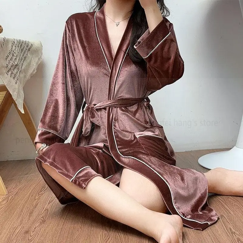 Enveloppez-vous de douceur avec cette robe de chambre velours ultra-confort