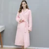 Enveloppez-vous dans un cocon de douceur avec ce peignoir velours luxueux