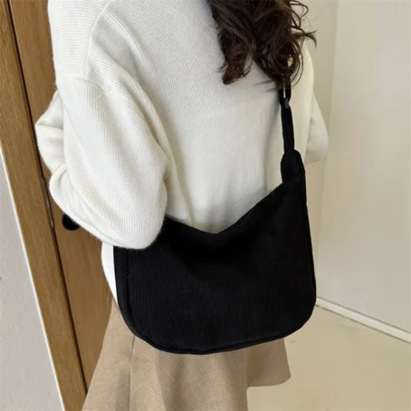 Un sac bandoulière velours côtelé doux et tendance pour un look chic et décontracté