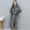 Enveloppez-vous dans un cocon de douceur avec ce peignoir velours luxueux