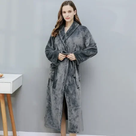 Enveloppez-vous dans un cocon de douceur avec ce peignoir velours luxueux