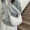 Un sac bandoulière velours côtelé doux et tendance pour un look chic et décontracté