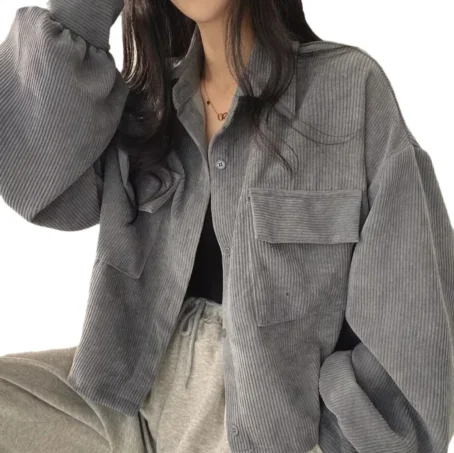Une veste velours côtelé femme qui allie confort et élégance au quotidien