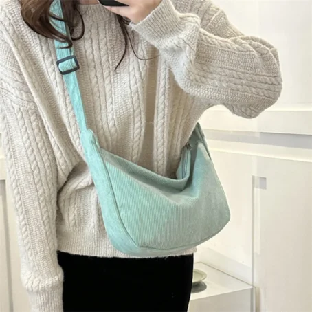 Un sac bandoulière velours côtelé doux et tendance pour un look chic et décontracté
