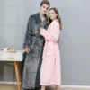 Enveloppez-vous dans un cocon de douceur avec ce peignoir velours luxueux