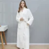 Enveloppez-vous dans un cocon de douceur avec ce peignoir velours luxueux