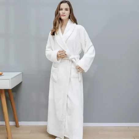 Enveloppez-vous dans un cocon de douceur avec ce peignoir velours luxueux