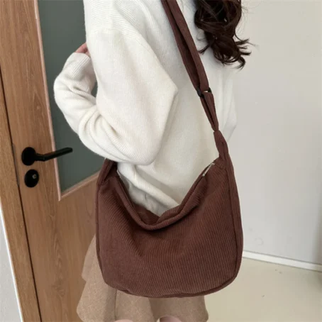 Un sac bandoulière velours côtelé doux et tendance pour un look chic et décontracté