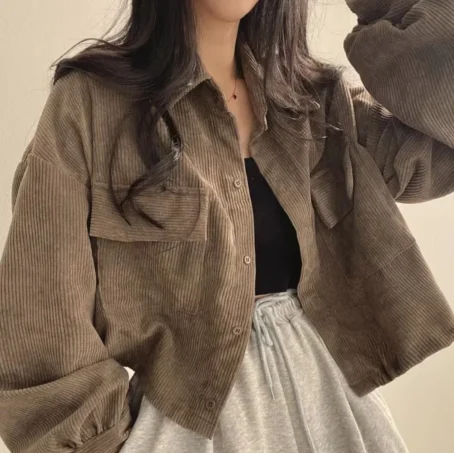 Une veste velours côtelé femme qui allie confort et élégance au quotidien